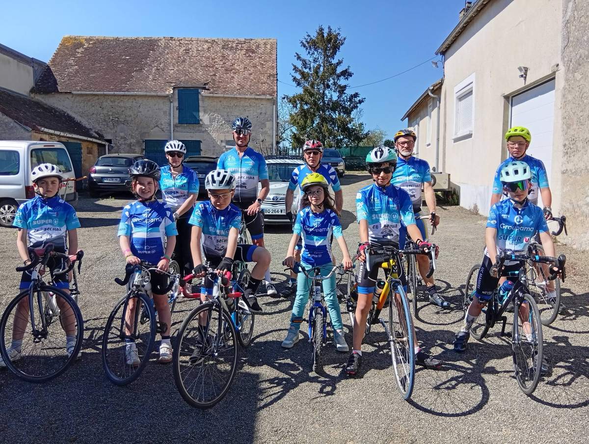 Les jeunes de l’école de cyclisme de l’UC Mamers Neufchâtel en maillot du club avec leurs vélos et leurs éducateurs